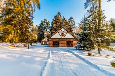 Ziemas skats uz Zalesie Mozūriju — sezonas atrakcijas